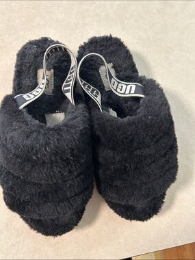 UGG Kids Black Plush Slide Slippers with Logo Strap